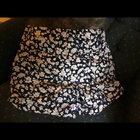 Flowered shirts - Picture 3 of 3